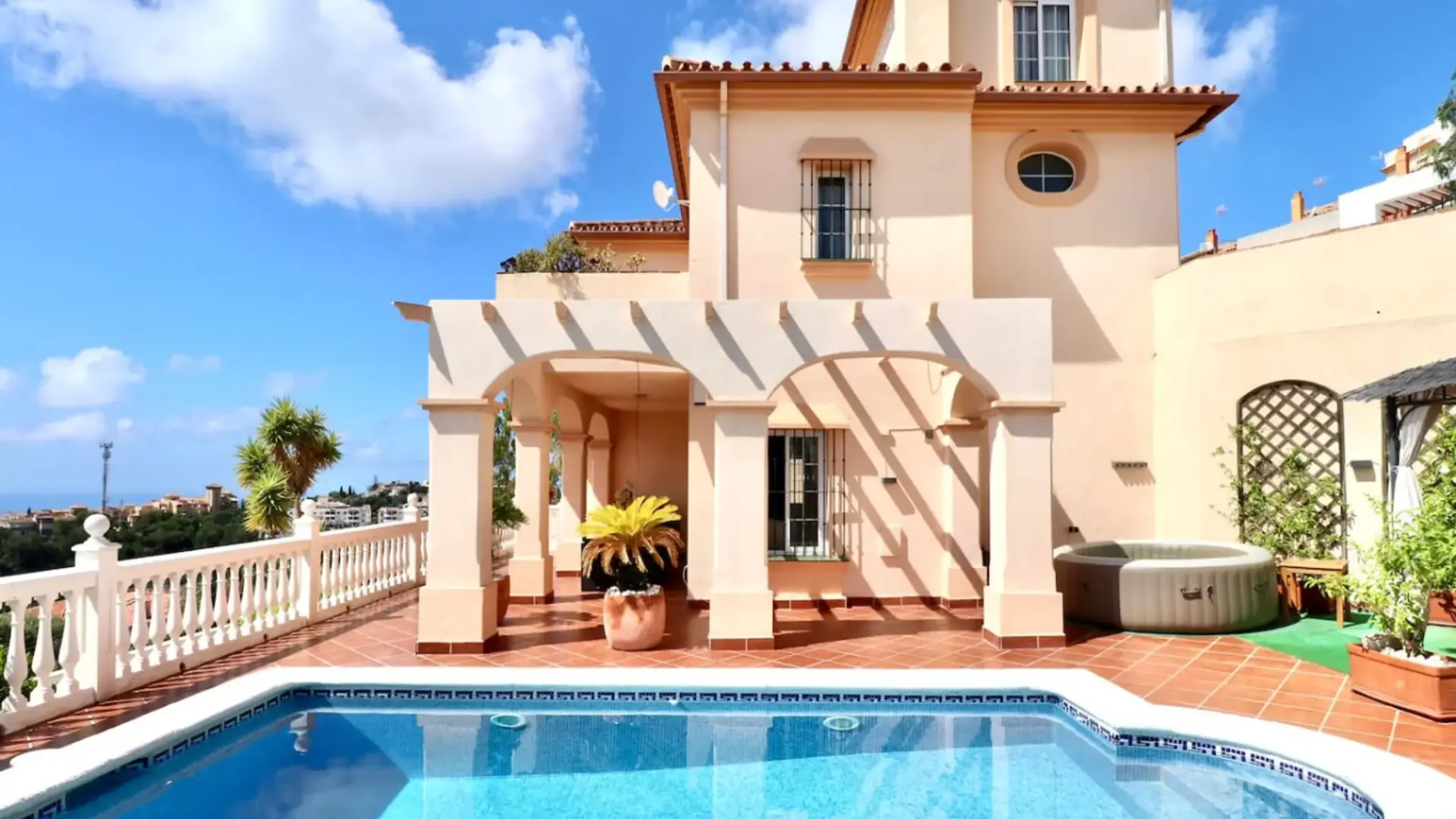 Exterior y piscina